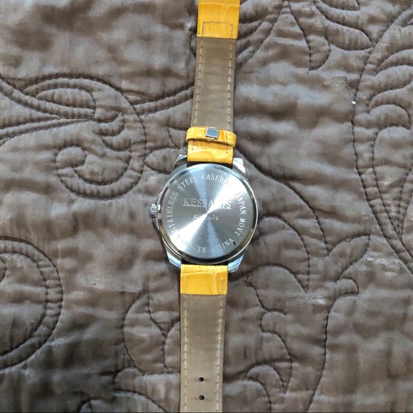 Decorative watch with yellow strap and pearl face - Picture 3 of 4